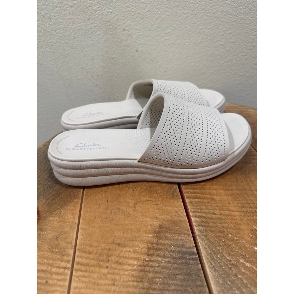 Clarks Cloudsteppers Drift Twist slip-on sandals beige size 9 new